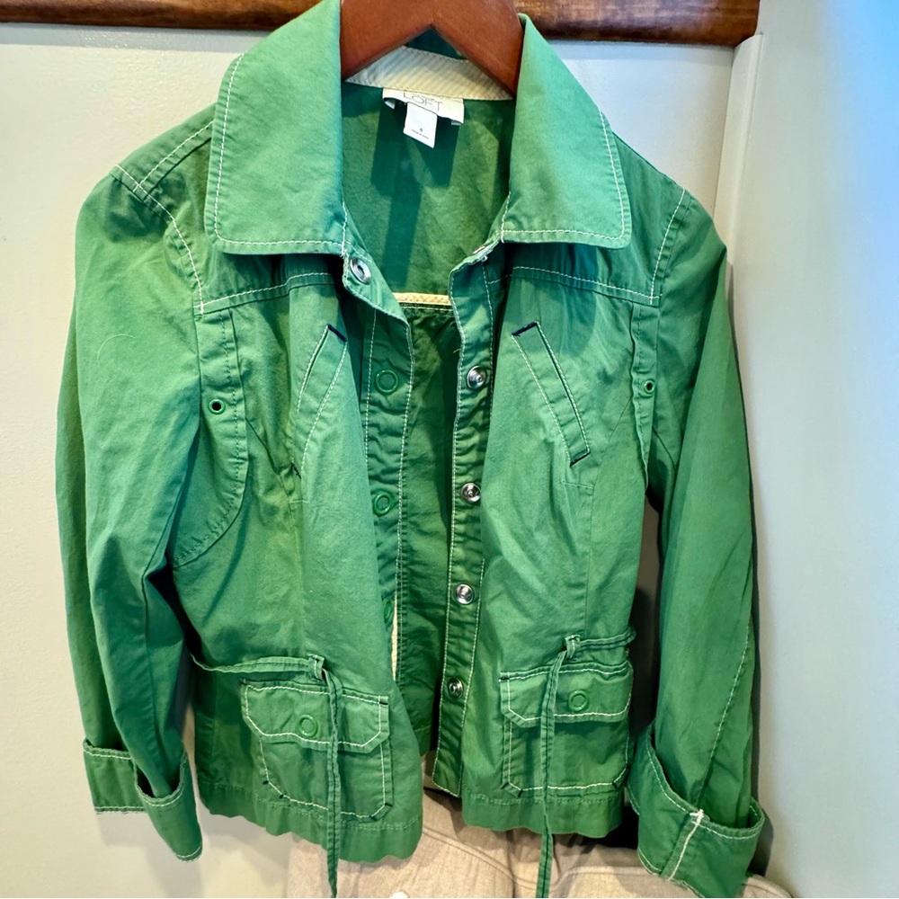 Loft, size 4, green jacket. Great details.